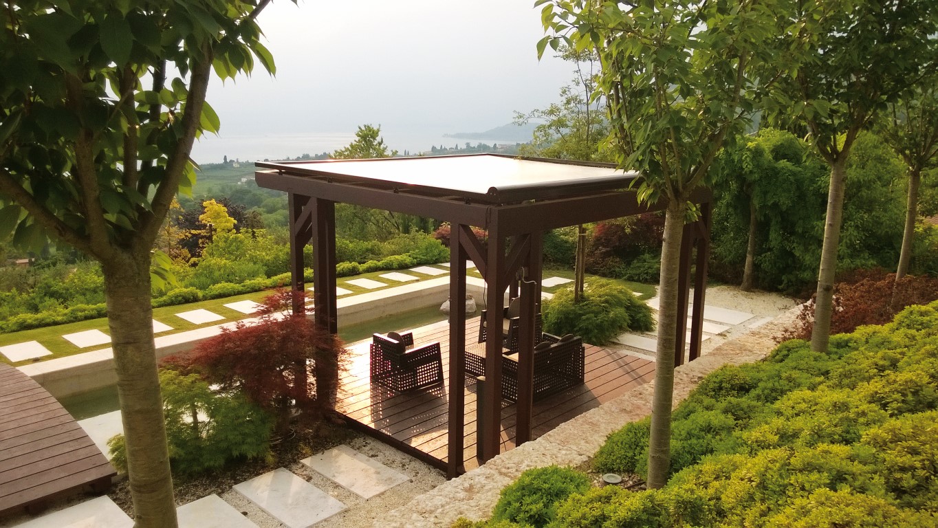 Schermatura di una pergola immersa nel verde